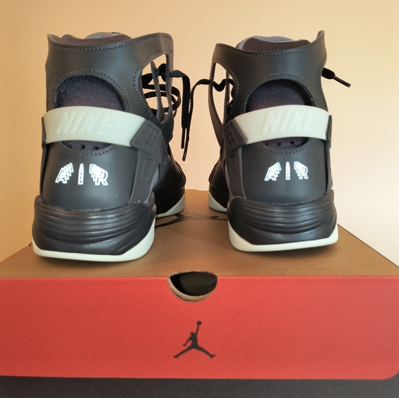 Nike Hurache Basketball Shoes - Picture 3 of 4